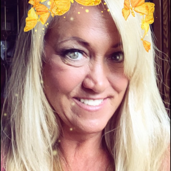Profile Picture of Cindy Holt (@cindyholt456) on Poshmark