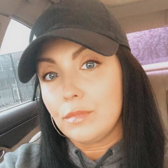 Profile Picture of Nicole Thomopoulos (@nthomopoulos) on Poshmark