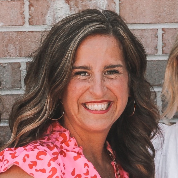 Profile Picture of Lauren Sandeno (@laurensandeno) on Poshmark