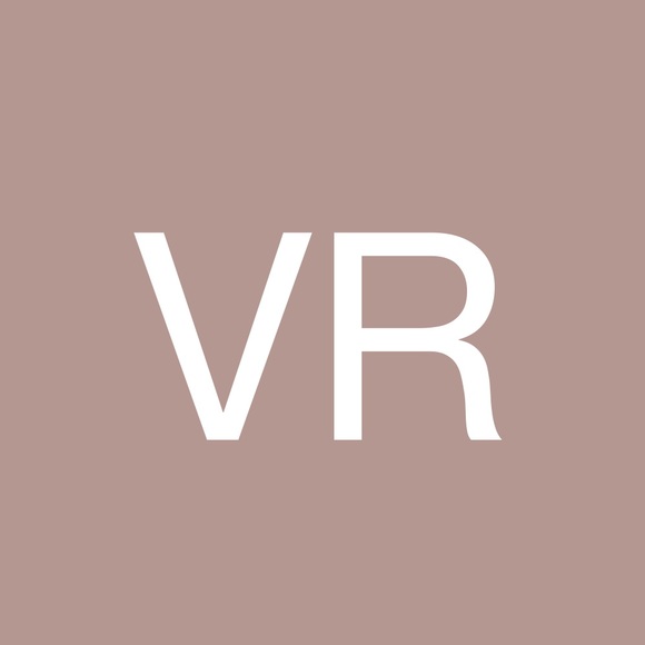 Profile Picture of Valerie Reutter (@valeriereutter) on Poshmark