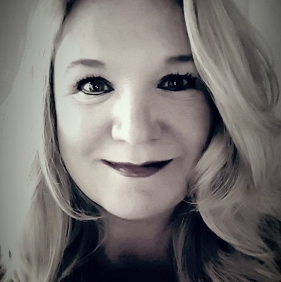 Profile Picture of Michelle Coluccio (@mmcoluccio) on Poshmark