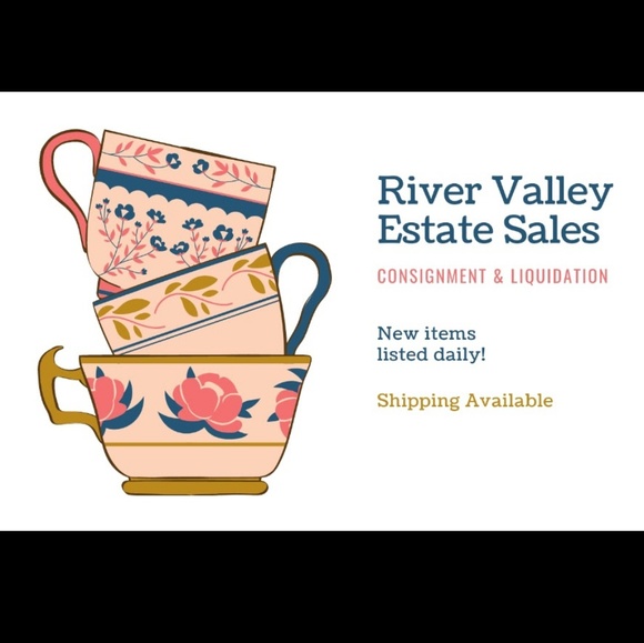 Profile Picture of Maureen Polderman (@rves) on Poshmark