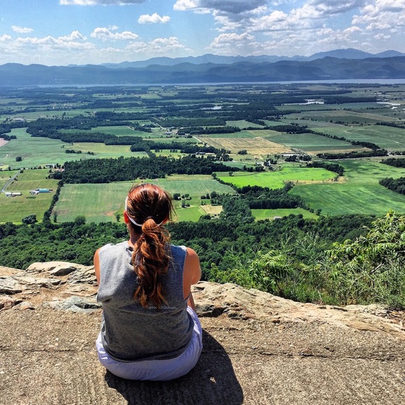 Profile Picture of Stephanie Szakos (@stephanieszakos) on Poshmark