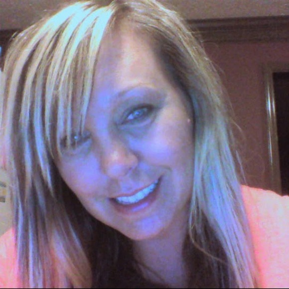 Profile Picture of Lara Capps (@lvrcapps) on Poshmark