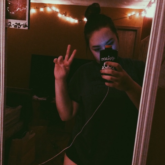 Profile Picture of Zoe Devol (@zoedevol) on Poshmark