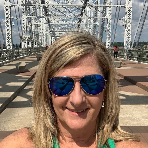 Profile Picture of Carolyn Wozow (@cwozow) on Poshmark