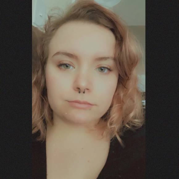 Profile Picture of Elizabeth Irby (@niki21796) on Poshmark