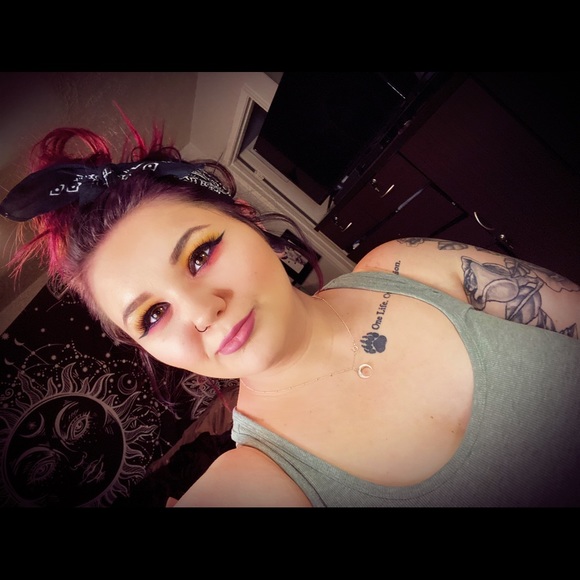 Talia Goemans - Poshmark Profile Picture of Talia Goemans (@taliagoemans) on Poshmark