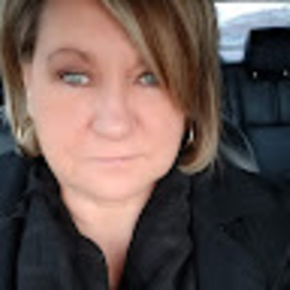 Profile Picture of Debbie Tuerff (@debtuerff) on Poshmark