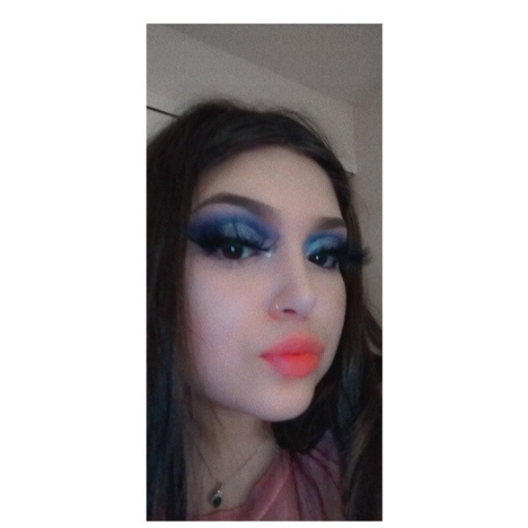 Profile Picture of Lizbeth Lizbeth (@lizbethrocks10) on Poshmark