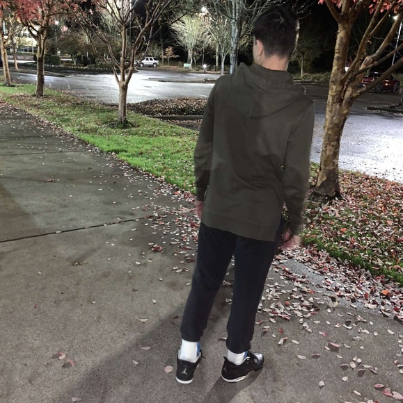 Profile Picture of Benjamin Chobu (@benjaminchobu) on Poshmark