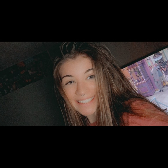 Profile Picture of Savannah Adamchik (@ssadamchik) on Poshmark