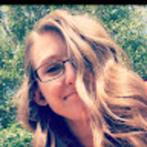 Profile Picture of Madeline Nettell (@nettellm1998) on Poshmark