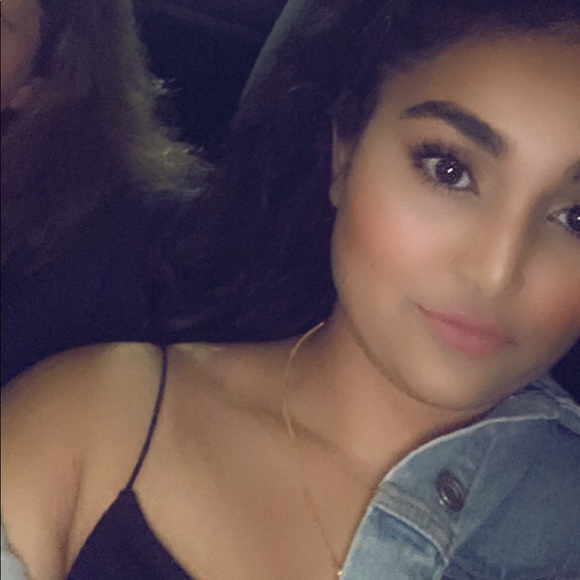 Profile Picture of Mariam Anwar (@mariamanwar98) on Poshmark