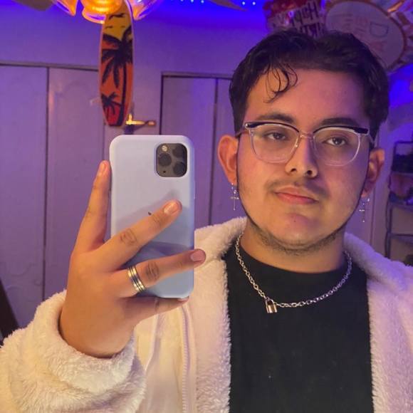 Antonio Vivar - Poshmark Profile Picture of Antonio Vivar (@antoniovivar) on Poshmark