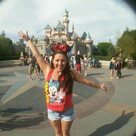 Profile Picture of Stefi Tosolini (@stosolini) on Poshmark