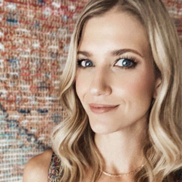 Profile Picture of Lauren Joerg (@laurenejoerg) on Poshmark