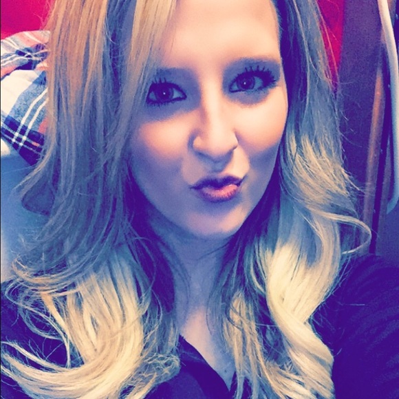 Profile Picture of Nina Echelle (@nechel00) on Poshmark