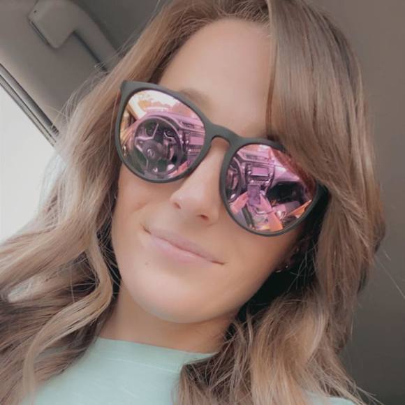 Profile Picture of Courtney Siracusa (@cocosiracusa) on Poshmark