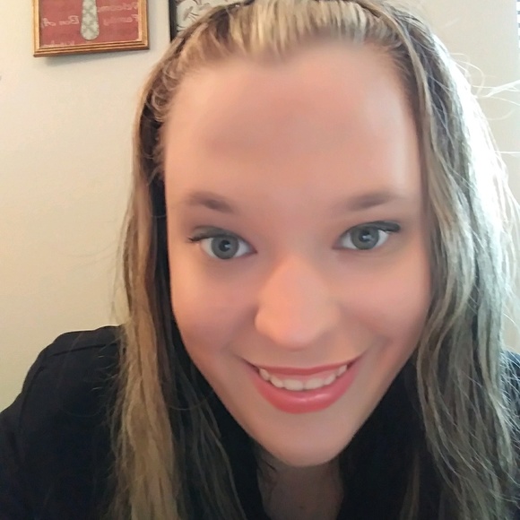 Profile Picture of Kaitlyn Malinich (@katieseller123) on Poshmark