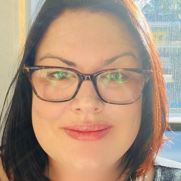 Profile Picture of Violet Winters (@violetwinter280) on Poshmark