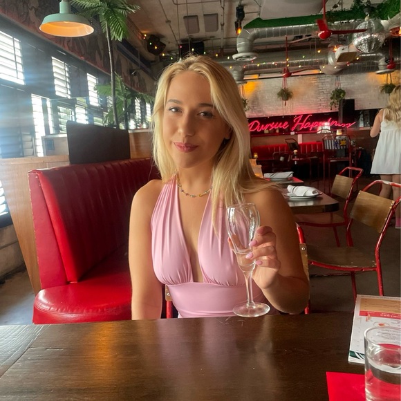 Profile Picture of Heidi Durbeck (@heididurbeck) on Poshmark