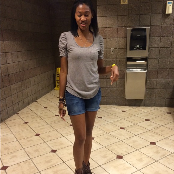 Profile Picture of Brit Thompson (@heybrittt) on Poshmark