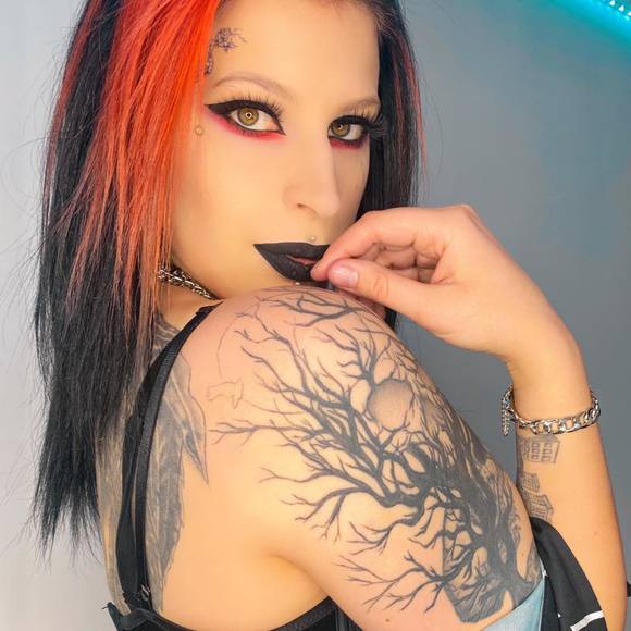 Profile Picture of Stefi Kalaitzidis (@stefik) on Poshmark