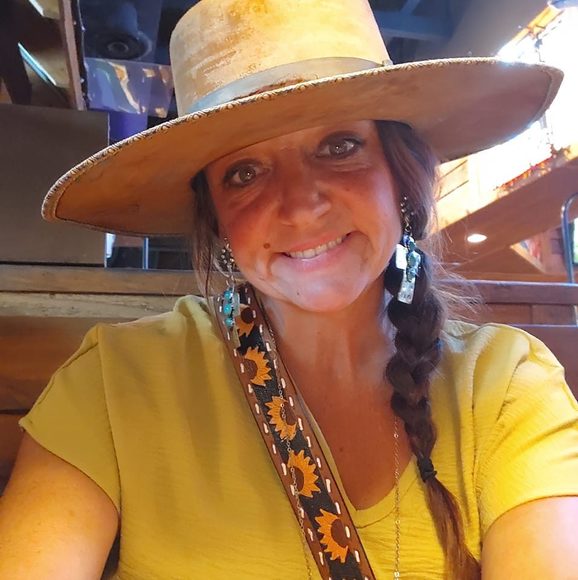 Profile Picture of Robin Parker (@rparker111171) on Poshmark