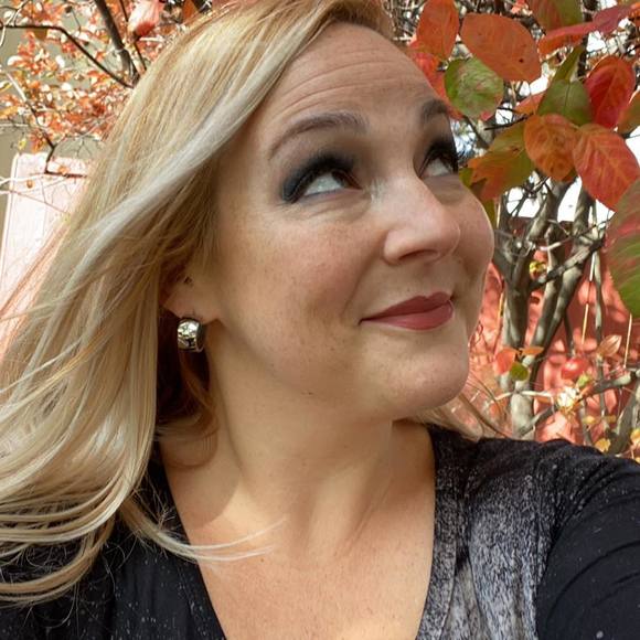 Profile Picture of Lauren Rullo (@lrsmyles) on Poshmark