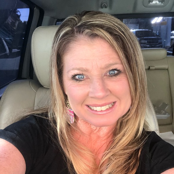 Profile Picture of Deborah Writtenberry (@dwrittenberry) on Poshmark