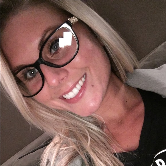 Profile Picture of Leanna Boylan (@leanna_boylan) on Poshmark
