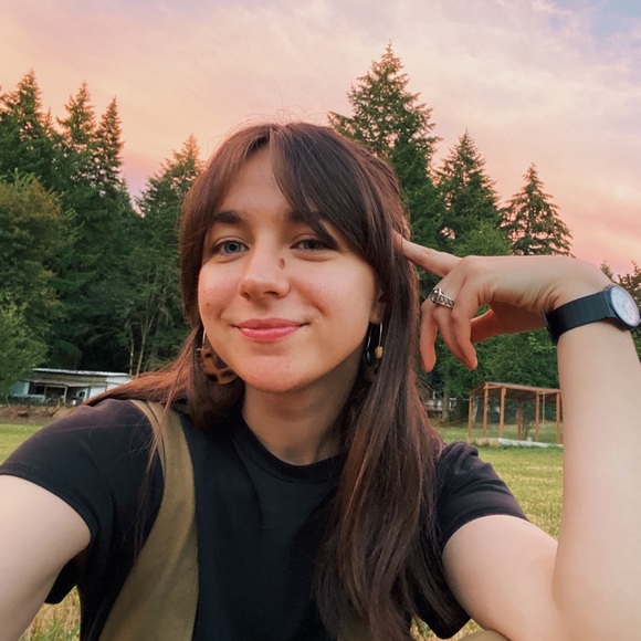 Profile Picture of Kat Schukin (@katschukin) on Poshmark