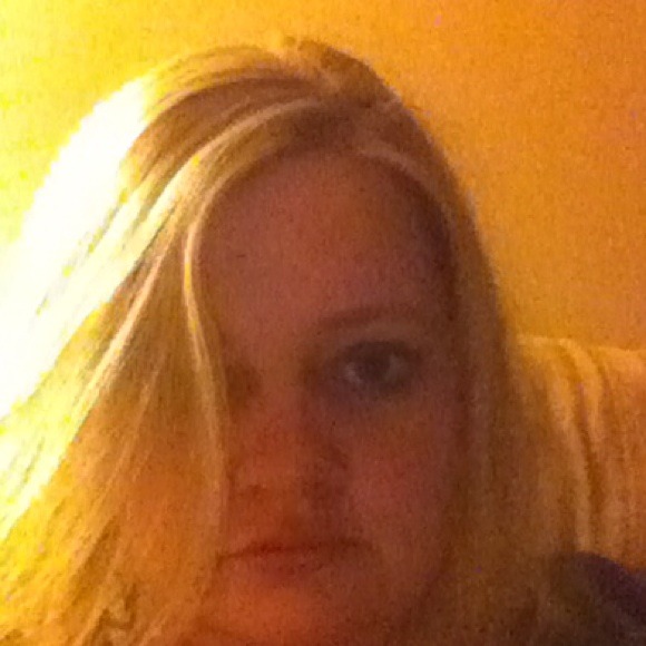 Profile Picture of Shannon Becher (@shannonbecher) on Poshmark