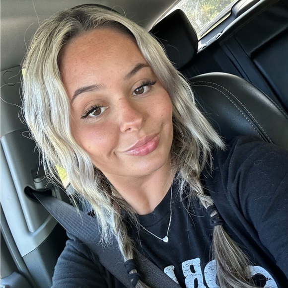 Profile Picture of Elise Lippolis (@eliselippolis) on Poshmark