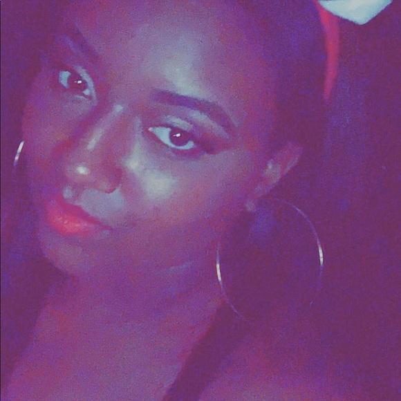 Profile Picture of Rolanda Humes (@rolandahumes) on Poshmark