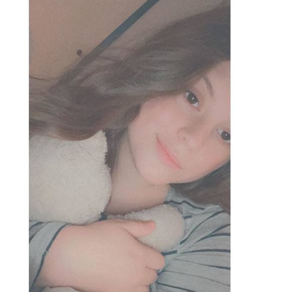 Profile Picture of Kenzie Glave (@makenzieglave) on Poshmark