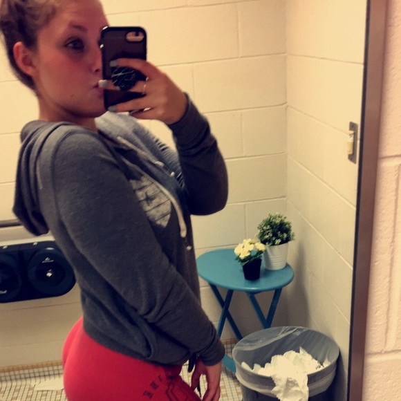 Sinead Keddie - Poshmark Profile Picture of Sinead Keddie (@sineadluvsu24) on Poshmark