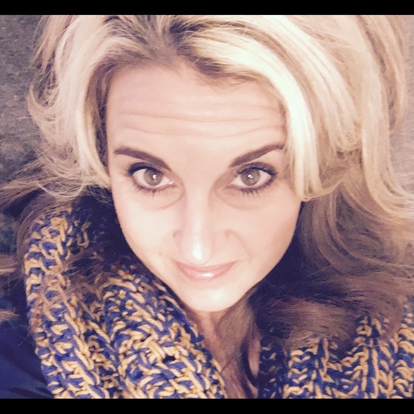 Profile Picture of Michelle Bates (@mooochelle9) on Poshmark