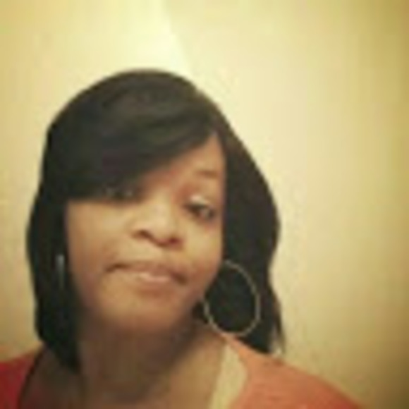 Profile Picture of Andrena Roschelle (@andrena_r) on Poshmark