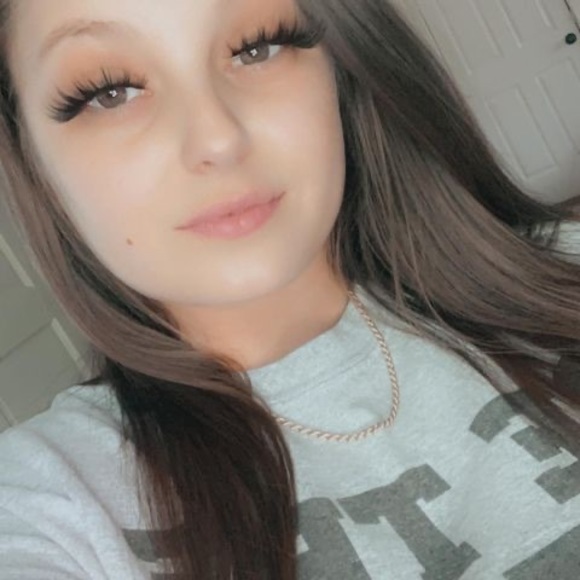 Profile Picture of Amanda Boyce (@amanda_boyce95) on Poshmark