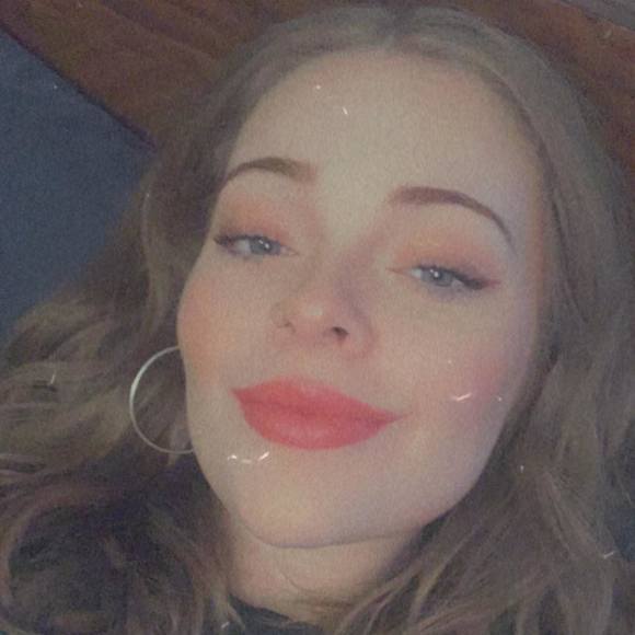 Profile Picture of Kelsea Paradis (@16kelsea) on Poshmark