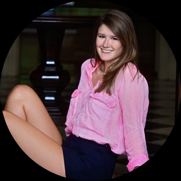 Profile Picture of Laura Durie (@ldurie13) on Poshmark