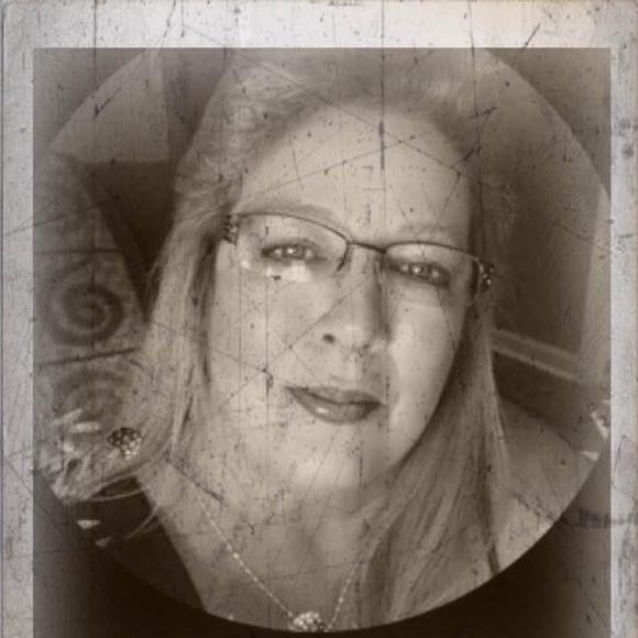 Profile Picture of Angela Seekamp (@angelaseek) on Poshmark