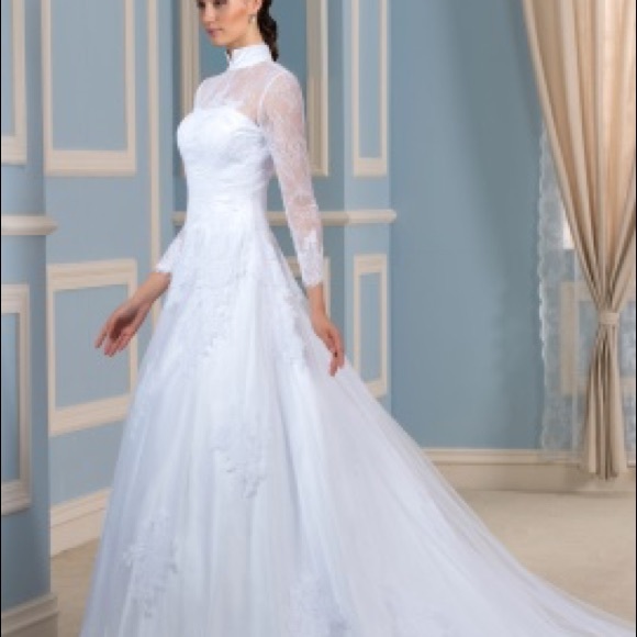 Profile Picture of Aishia M (@aishia75) on Poshmark