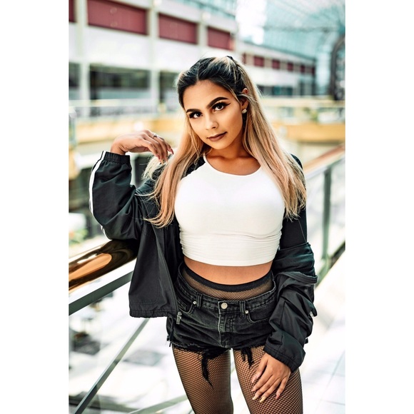 Profile Picture of Kayla Barnes (@kayla_barnes_) on Poshmark
