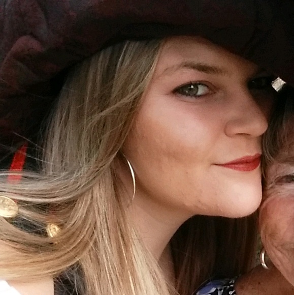 Profile Picture of Danielle Frymire (@danifrymire) on Poshmark