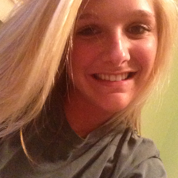 Profile Picture of Sarah Dillon (@sbdeezy) on Poshmark