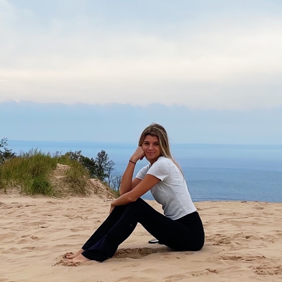 Profile Picture of Bailey Swanson (@bswanson0411) on Poshmark