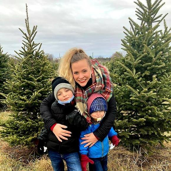 Profile Picture of Courtney Newburgh (@cnewworld) on Poshmark